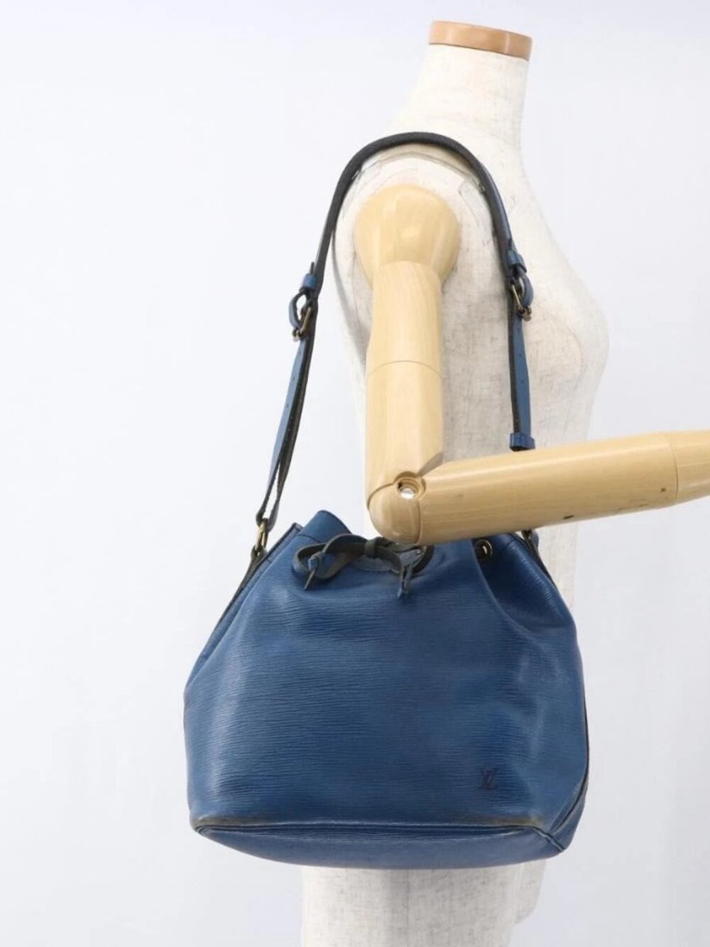 LOUIS VUITTON Epi Petit Noe Shoulder Bag Blue